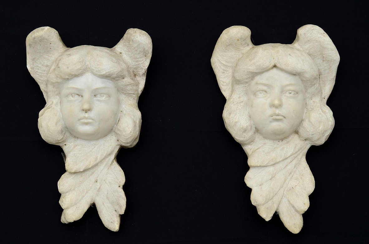 Coppia di angeli in marmo di Carrara  Firenze, 1830ca. Coppia di angeli in marmo di Carrara  Firenze, 1830ca.