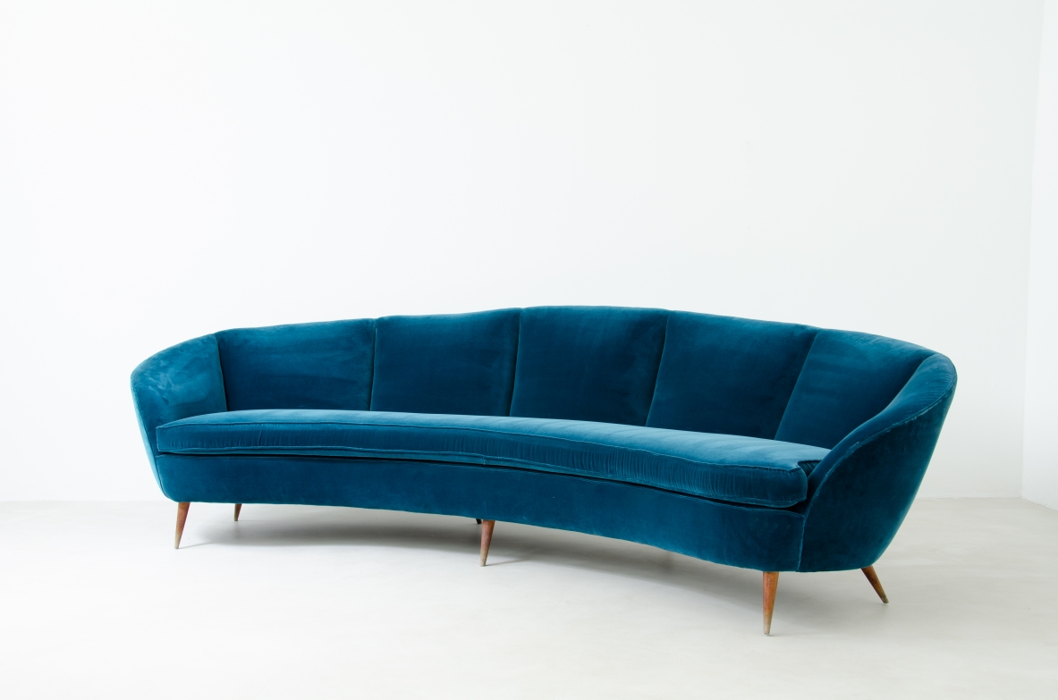Grande divano curvo di bella linea rivestito in velluto verde/blu petrolio. Manifattura Italiana,1940ca.