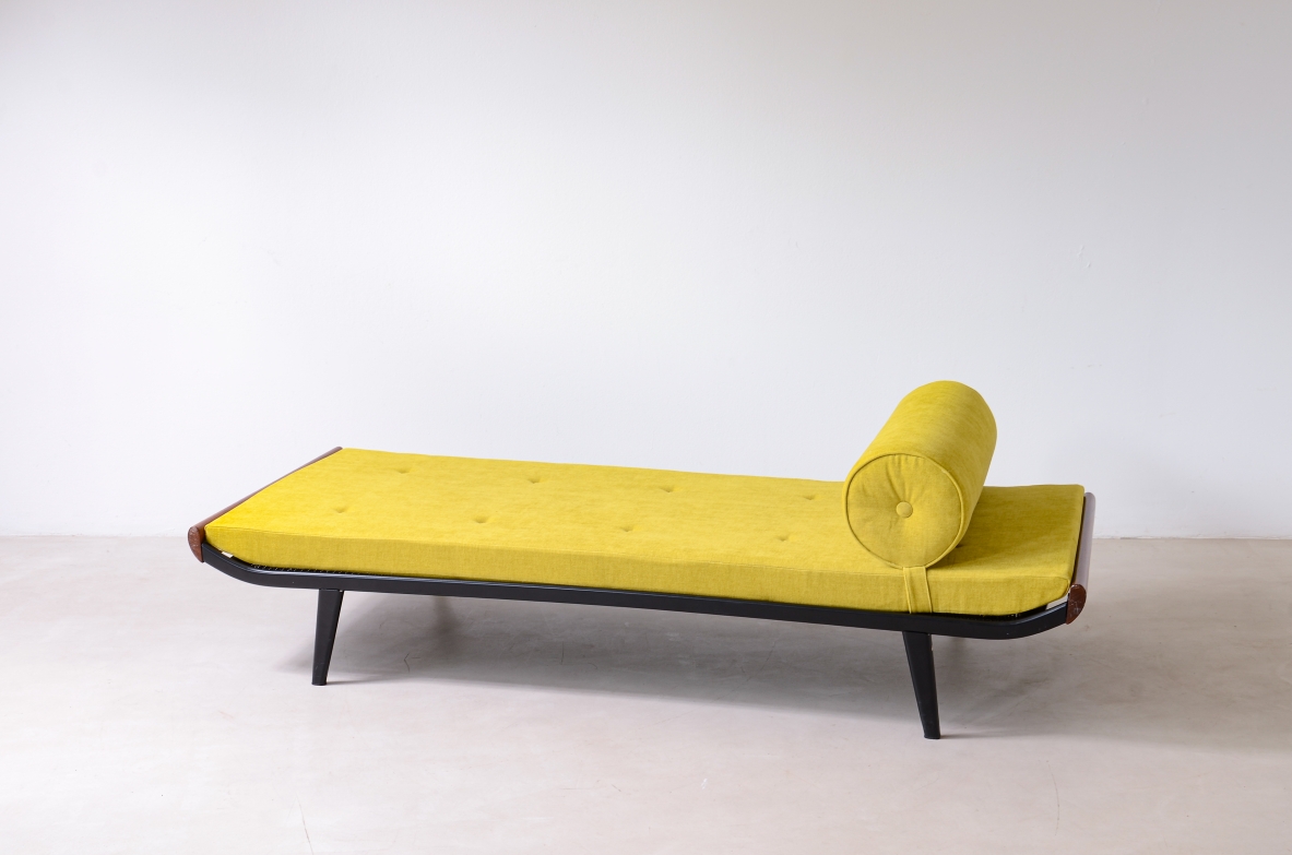 Cleopatra daybed in metallo e legno di tek.  Manifattura Auping, Paesi Bassi, 1954.