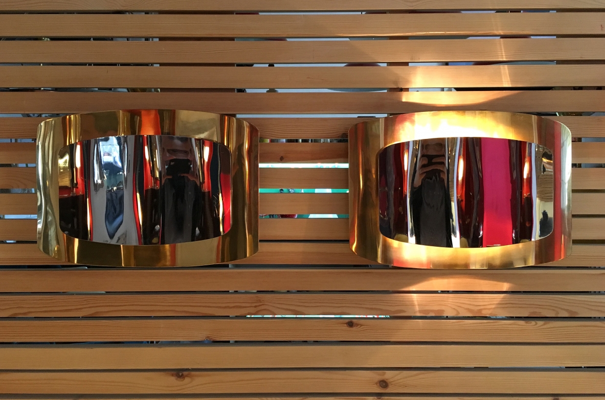 Coppia di eleganti lampade da parete in ottone e metallo cromato