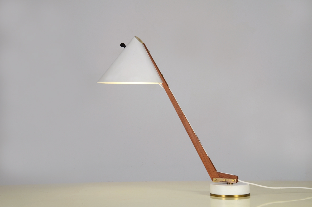 H.Agne Jacobsson, rare 1950's adjustable table lamp in painted metal with wooden stem.