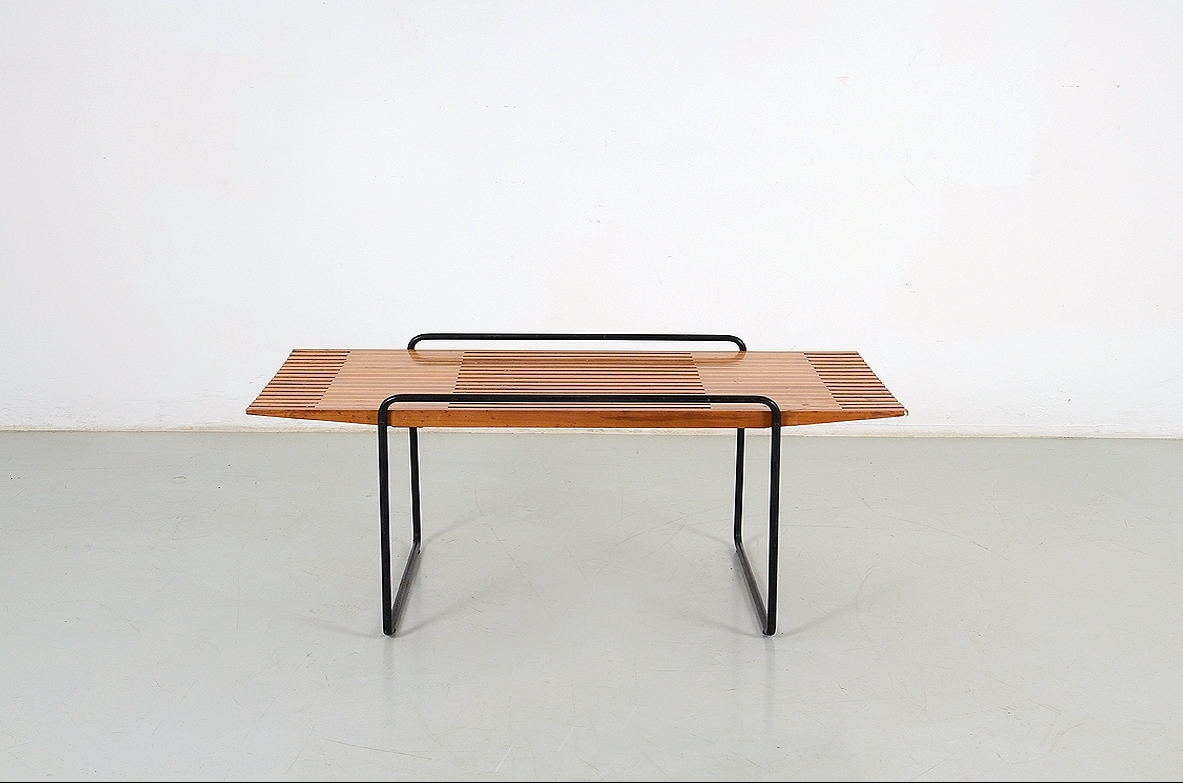 Tavolino in legno di teak con bella struttura d'appoggio in metallo verniciato , Italia 1960