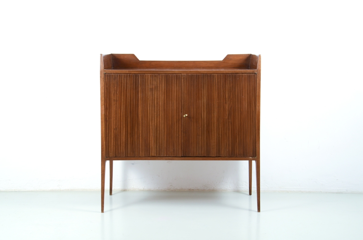 Italian sideboard with grinded concave front and very elegant thin long legs, attr to Guglielmo Ulrich 1950's.