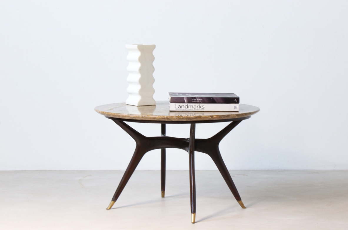 Tavolino in mogano scuro con eleganti gambe con puntali in bronzo e piano in marmo. Italia 1950 ca.