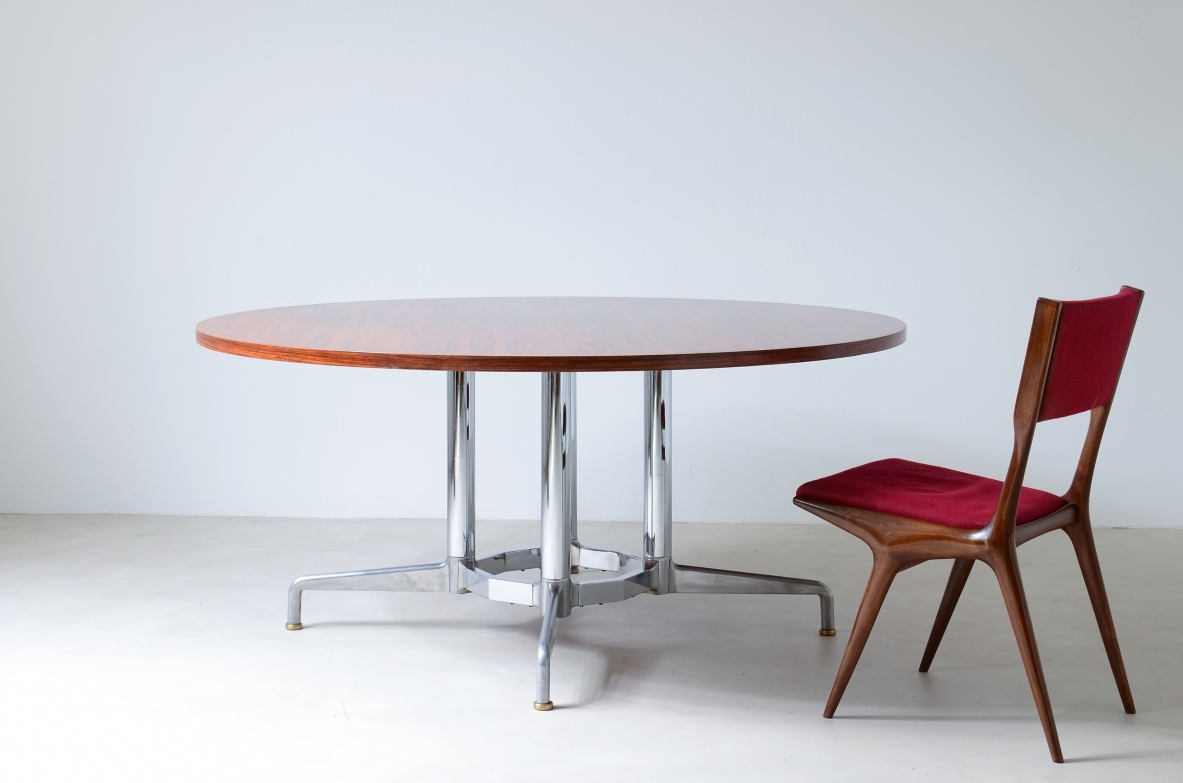 Grande tavolo con base in metallo cromato e piano in legno. Italia, 1960ca.