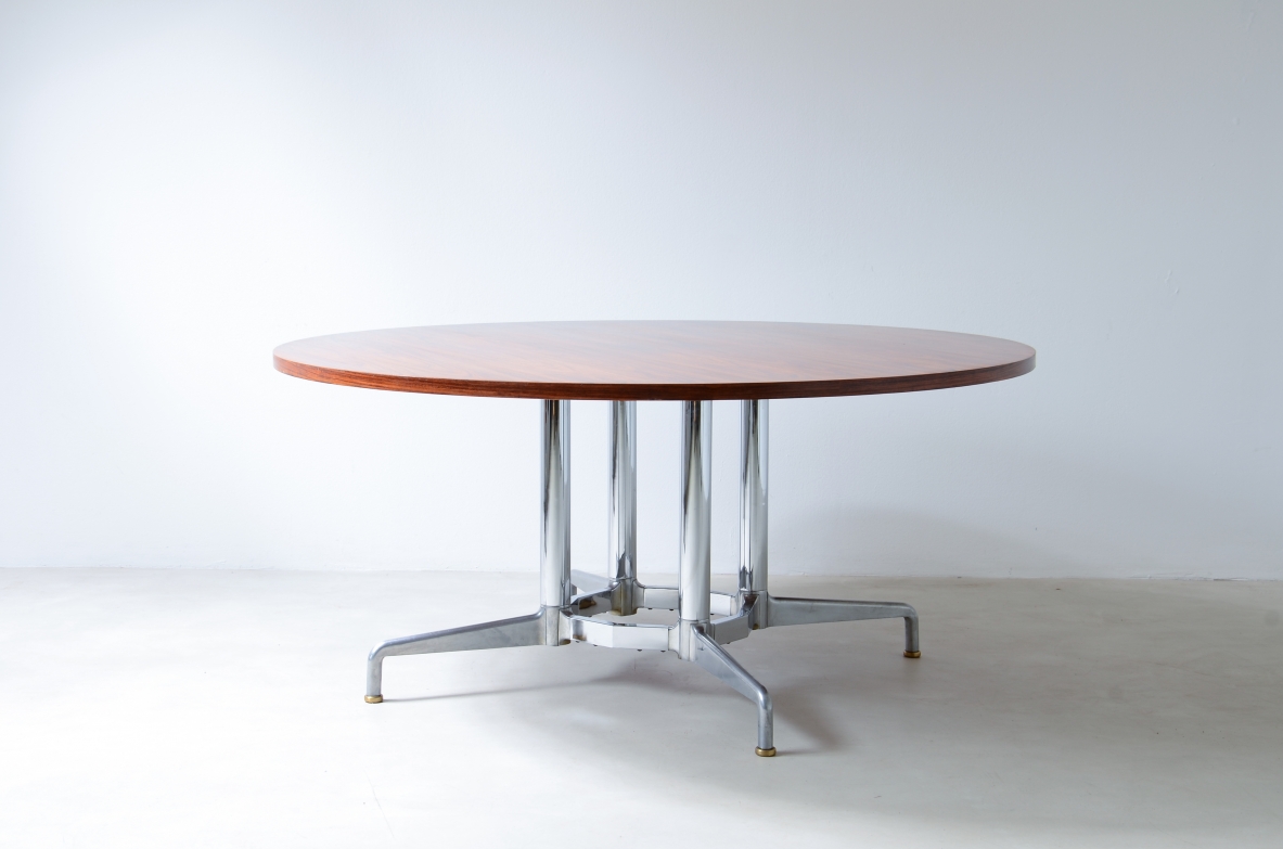 Grande tavolo con base in metallo cromato e piano in legno. Italia, 1960ca.