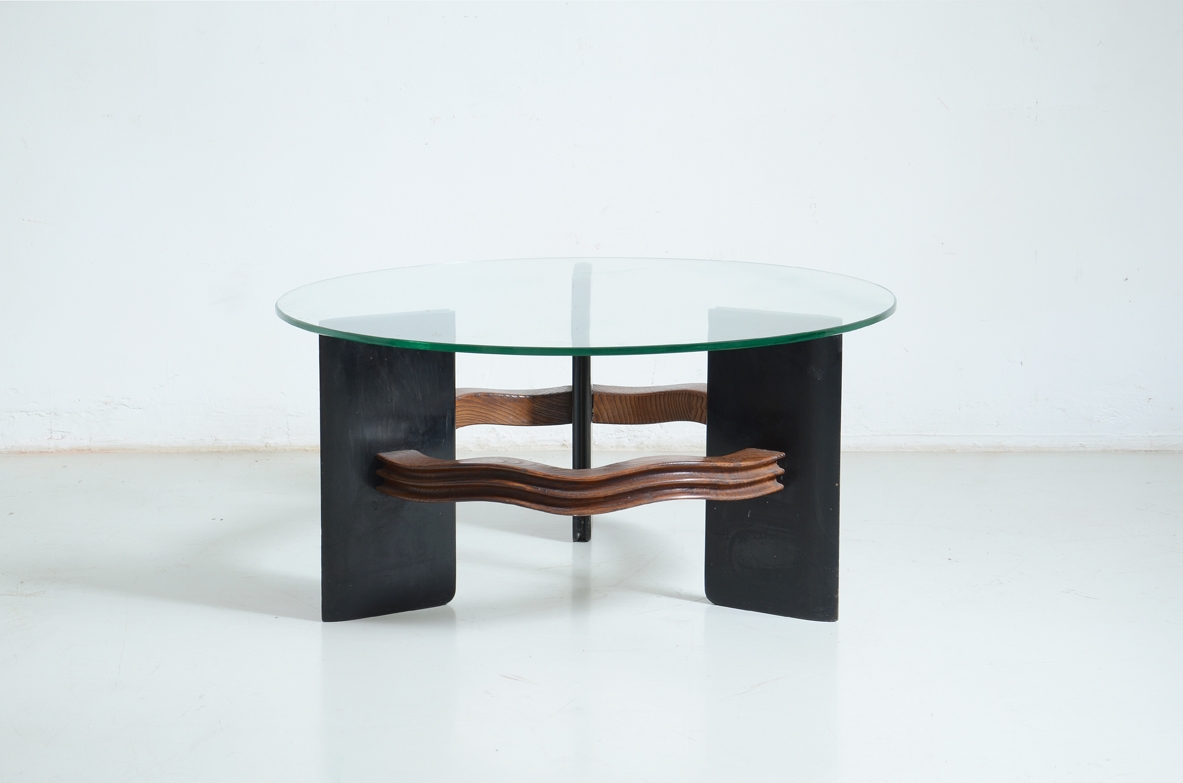 Tavolo basso con struttura in legno e legno tinto all'anilina. Piano in cristallo.
