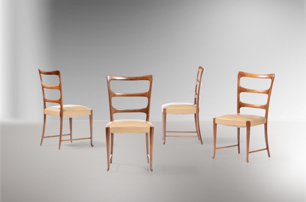 Paolo Buffa Quattro sedie con struttura in legno e rivestimenti in tessuto.