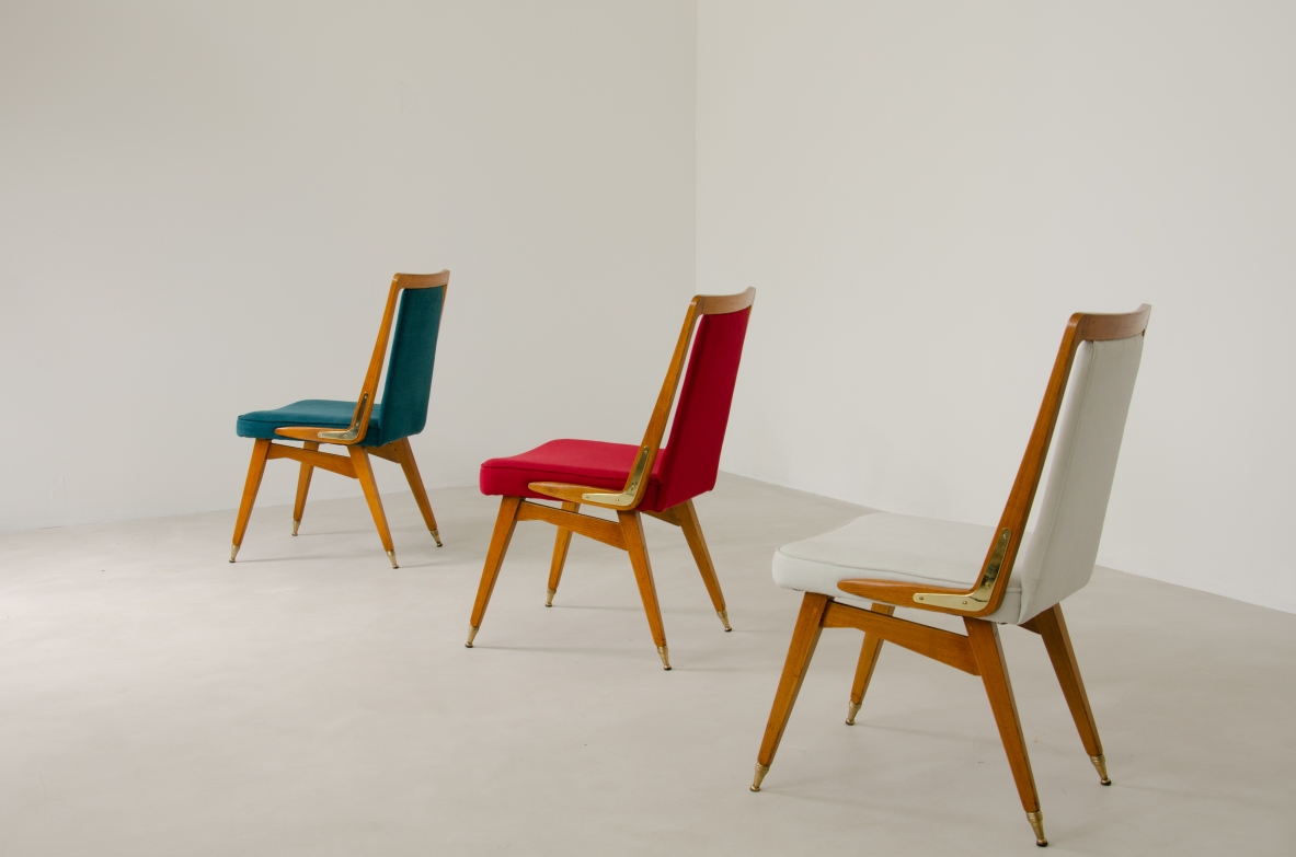 Gruppo di 8 sedie di manifattura italiana in legno, con puntali di ottone e rivestimento in tessuto. 1950ca.
