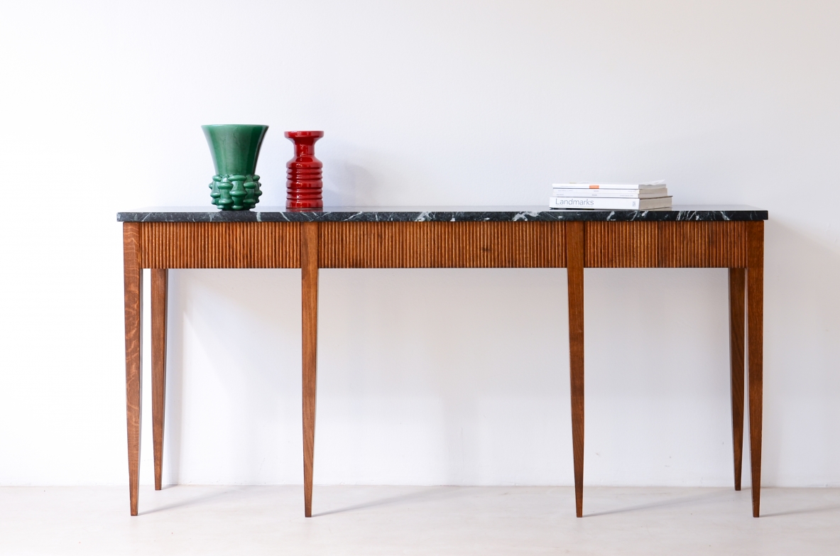 Paolo Buffa console table manufactured by Serafino Arrighi in the 1940s, featuring a reeded oak apron, Verde Alpi marble top and six slender tapered legs.