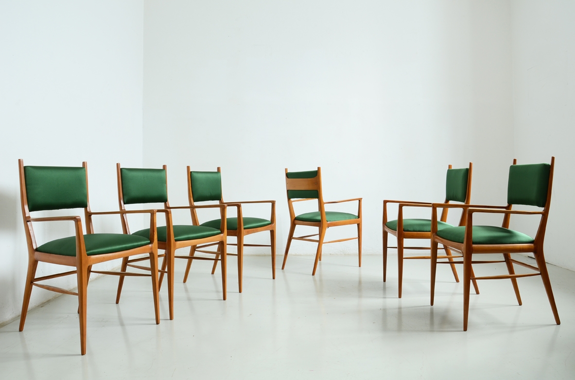 Elegante gruppo di 6 sedie in ciliegio, con seduta e schienale in raso, anni '50.