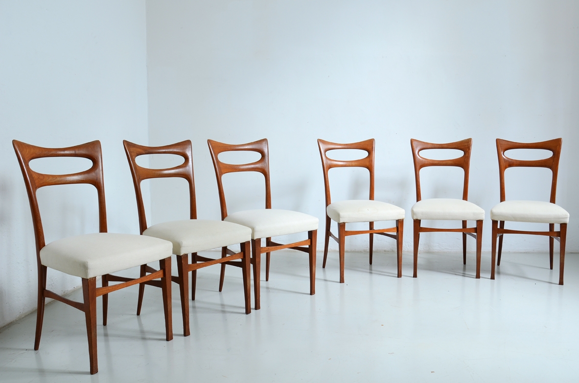 Paolo Buffa, 12 eleganti sedie in ciliegio di grande qualità, produzione Serafino Arrighi 1954.