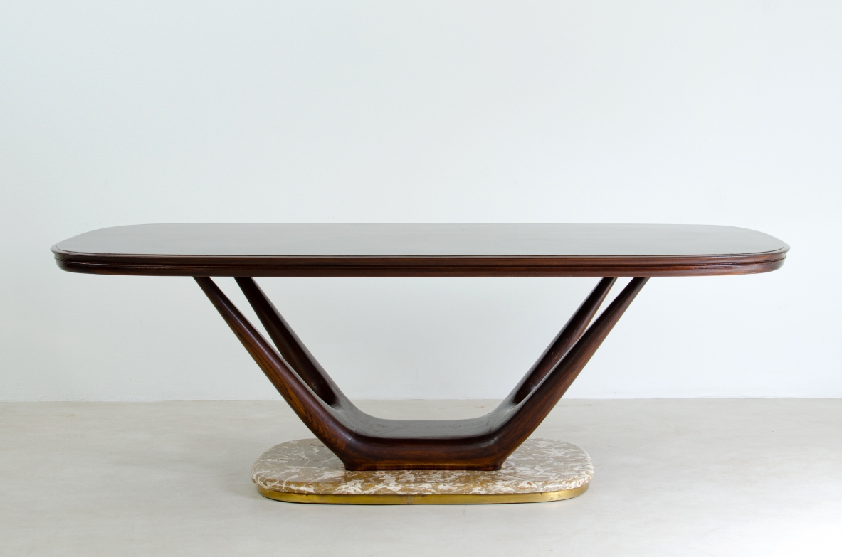Vittorio Dassi, elegante tavolo con base in marmo e struttura e piano in legno.  Produzione Dassi Torino, 1940ca.