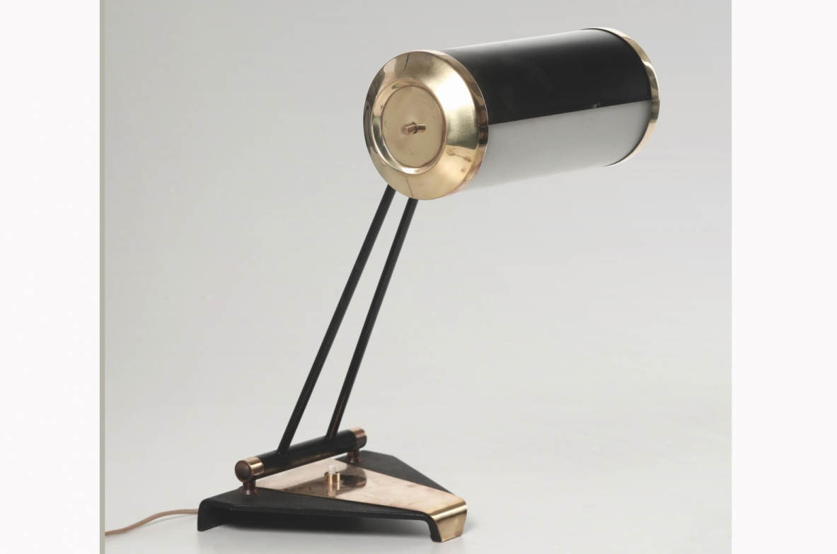 Stilnovo, lampada da tavolo con struttura in ottone e metallo laccato.