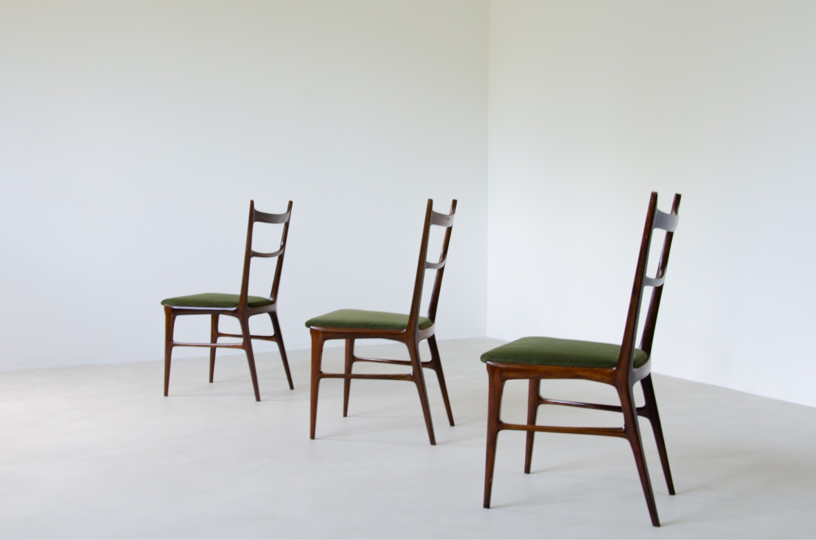 Carlo Rava raffinato sei sedie in legno con seduta rivestita in velluto. Italia, 1950ca.