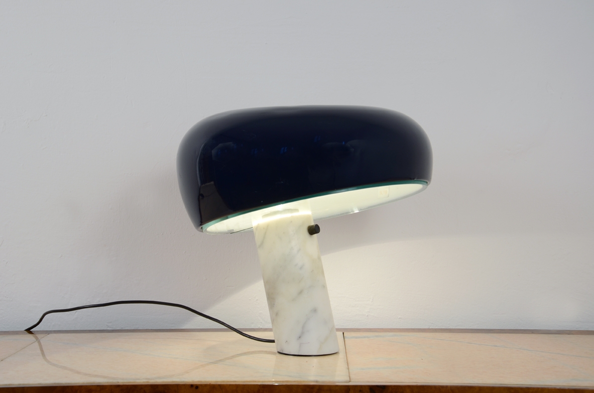 Table lamp in Carrara marble and lacquered aluminum. Achille &Pier Giacomo Castiglioni.  Prod. Flos, 1967 ca.