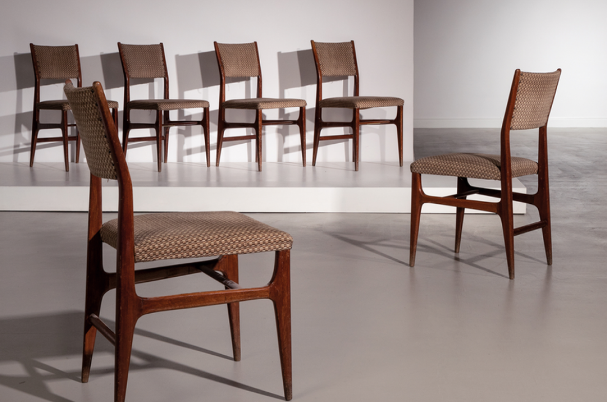 Gio Ponti, 4 sedie modello 111 in legno tinto e tessuto imbottito.