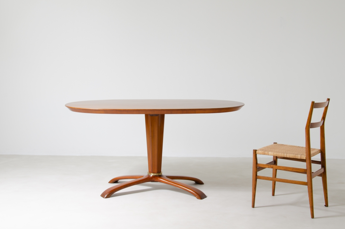 Osvaldo Borsani, oval table in cherry wood with nice central base with helical shape, 1950s.