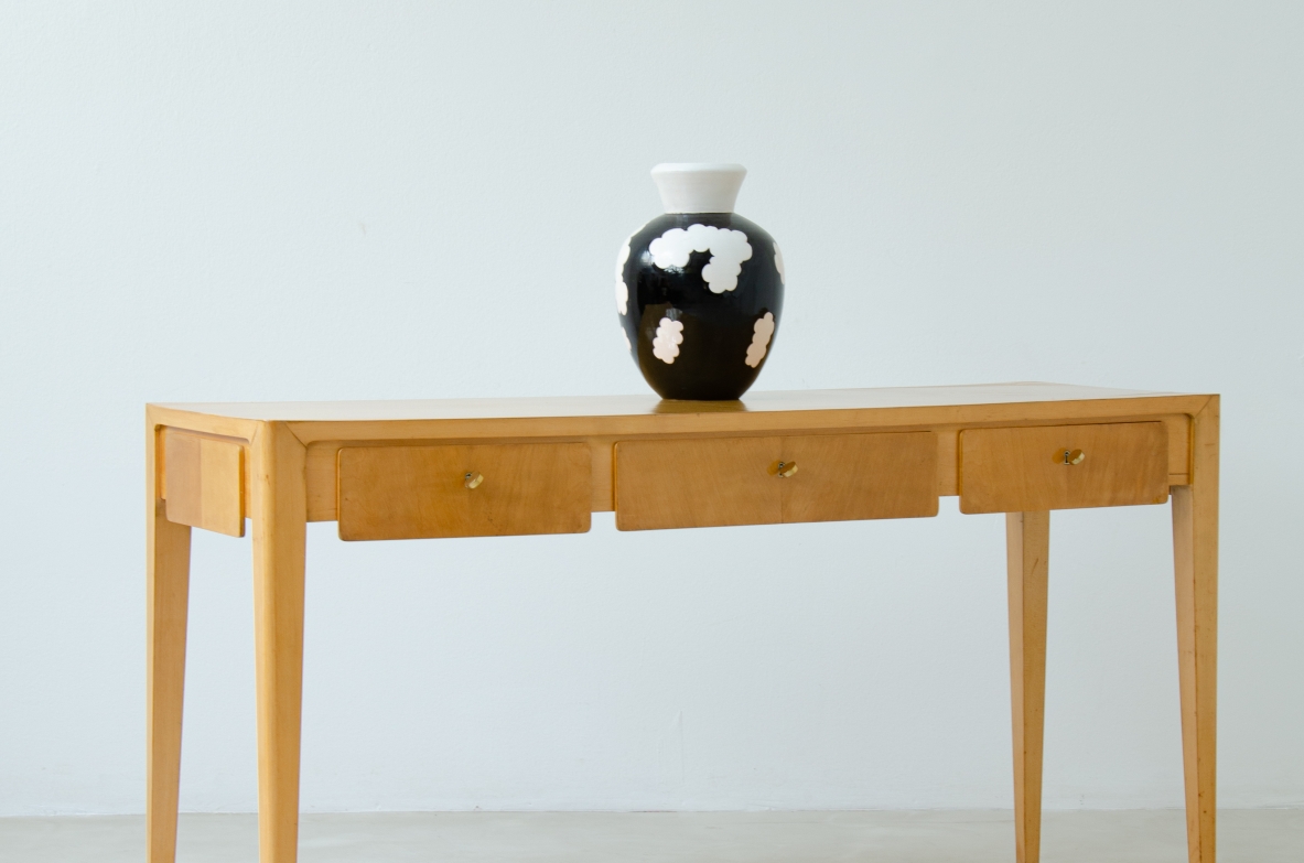 Elegant Italian 1950s console table in maple wood, in the style of Gio Ponti.