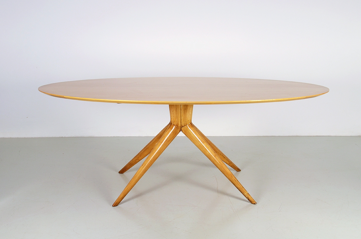 Grande tavolo ovale in acero biondo con gamba centrale a quattro razze. Manifattura Italiana 1950ca.