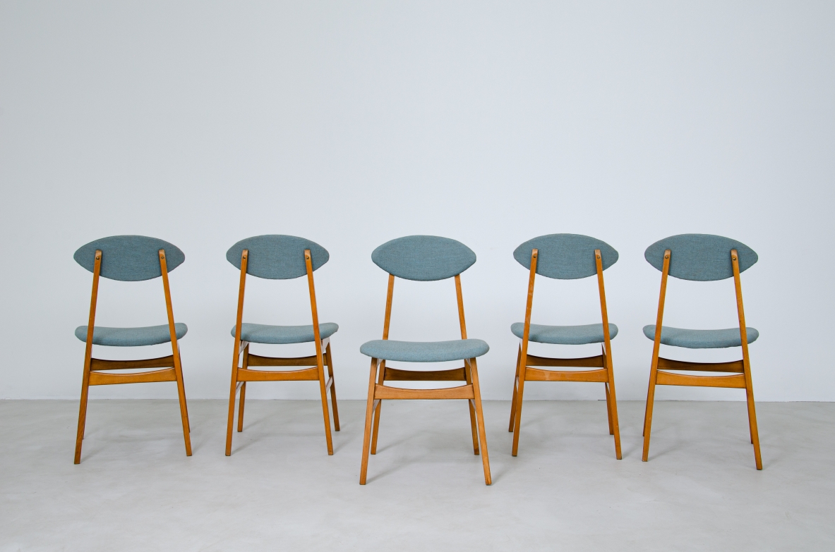 6 sedie con schienale a ogiva, struttura in legno e rivestimento in cotone. Manifattura italiana, 1960ca.