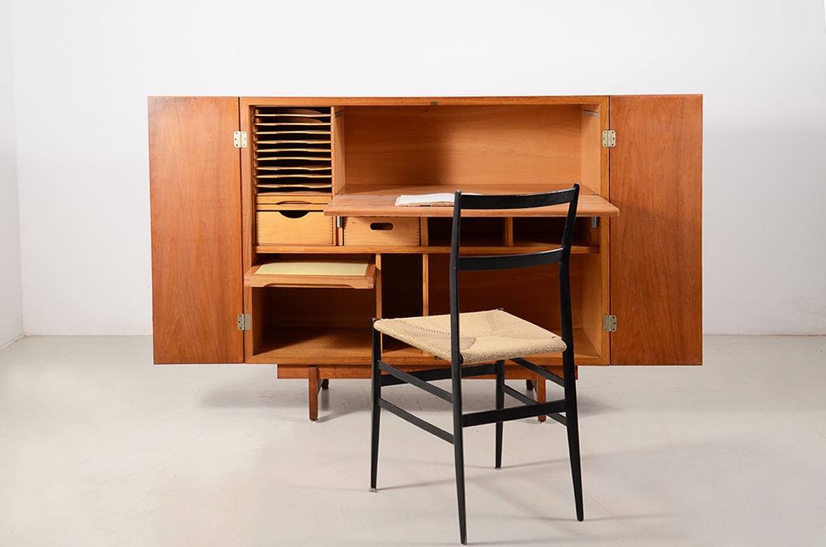 Ultra-functional office or smart-working cabinet in oak wood with various compartments, drawers and a pull-out writing desk. Italiy 1960's.