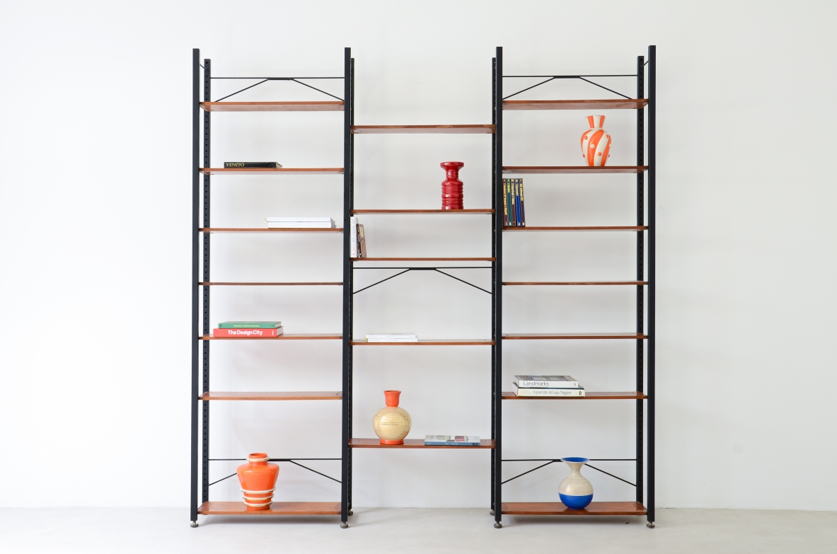 Franco Campo and Carlo Graffi for Home. 1960s bookcase in painted metal and wood shelves. This item was designed for the bookshop "Libreria Moderna" in Turin, Italy.
