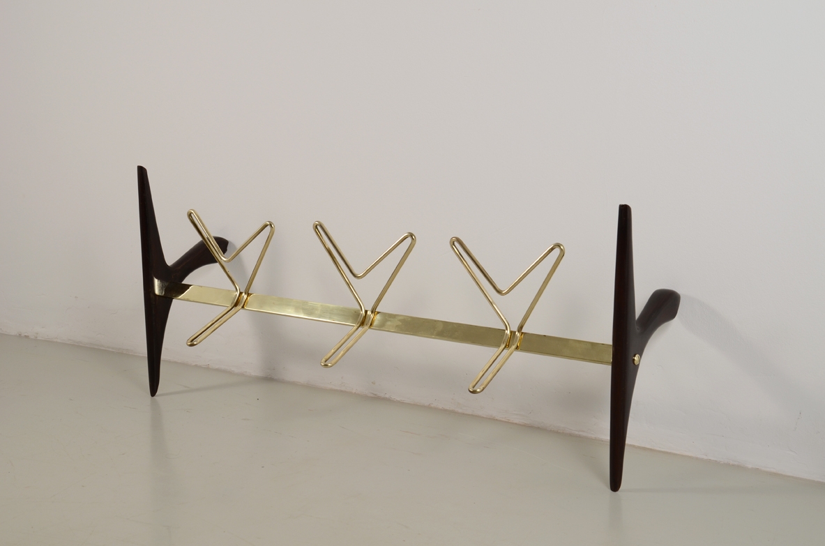 Wood and brass coat hanger, attr. Ico Parisi, 1950s.