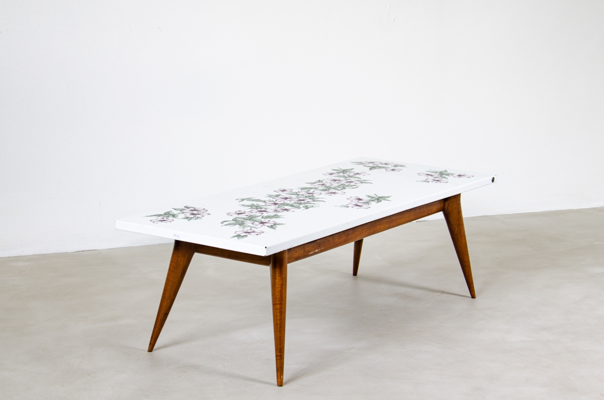 Piero fornasetti, tavolo basso con piano decorato, 1960ca.