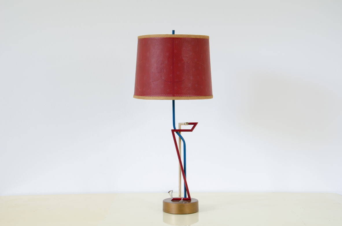 Straordinartia lampada da tavolo con base in ottone e fusto in tondino di metallo a due colori, cappello in carta traforata.   Scuola di Torino 1950ca.