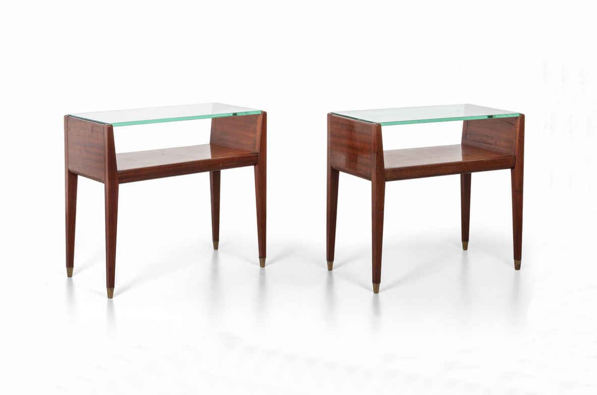 Coppia di comodini in legno con piano in cristallo e puntali in ottone. Manifattura italiana, 1950ca.