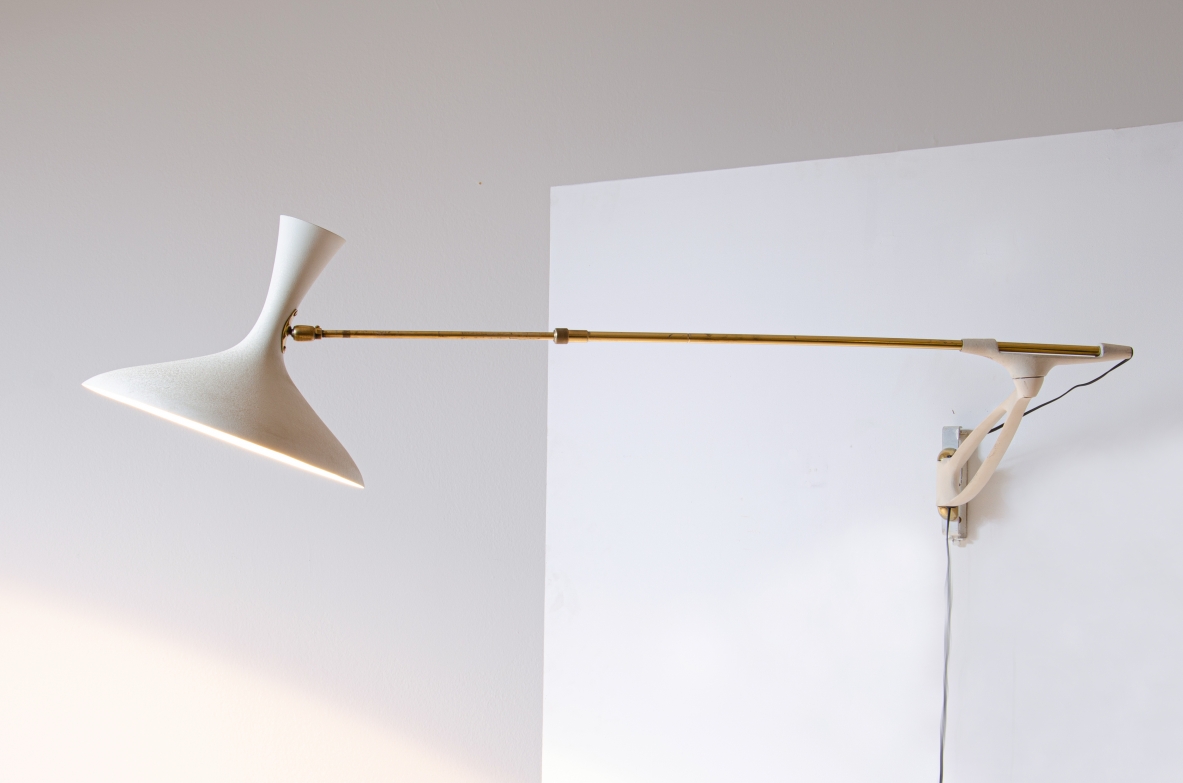 Lampada da parete con braccio snodabile e bastone allungabile.  Metallo vernicito e ottone, Francia 1950.