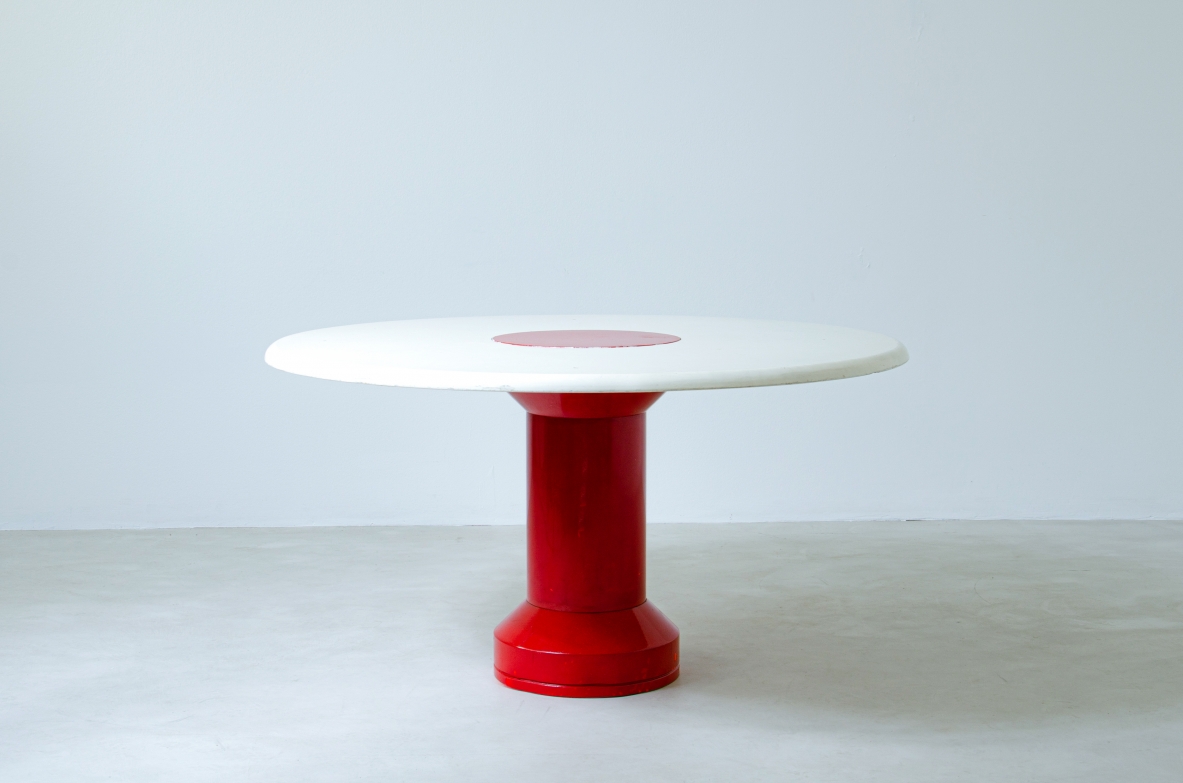 Tavolo da pranzo con base in metallo laccato e piano in legno.  Manifattura Italiana, 1960ca.