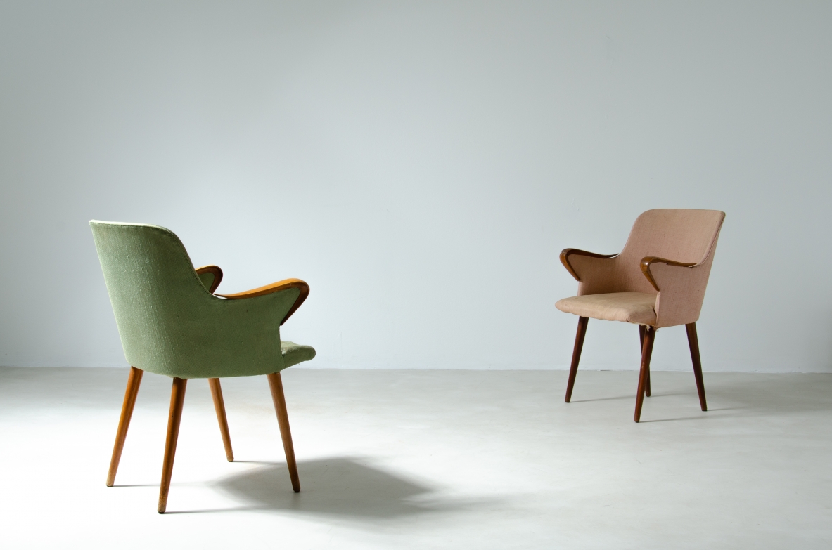 Coppia di poltroncine modello P38 rivestite in tessuto.  Borsani, Tecno anni 50.