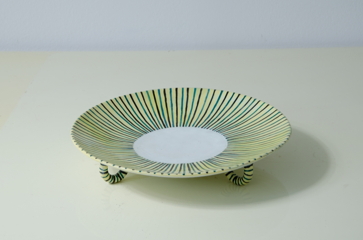 Raro piatto centrotavola in ceramica dipinta.  Produzione San Polo Venezia 1950ca.