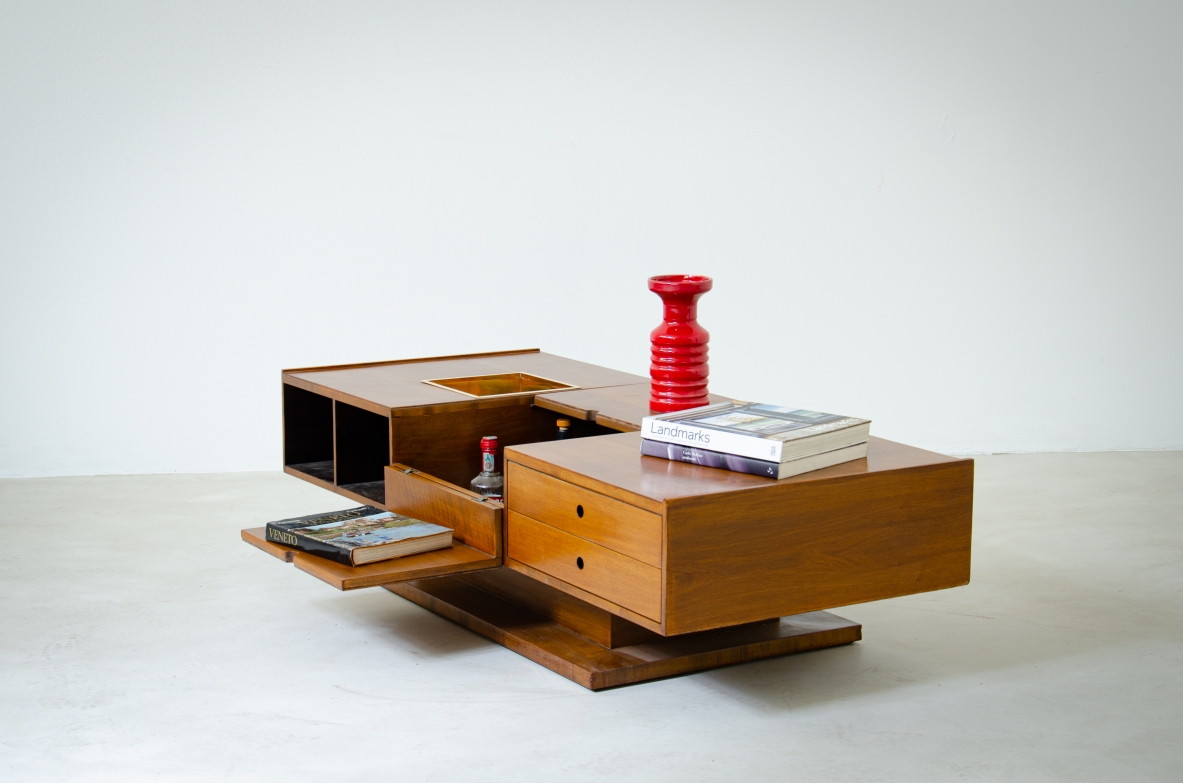 Low table in blond walnut with compartments and drawers on the sides and bar compartment in the central part with brass box on one side.  Claudio Salocchi for Sormani, 1960s.