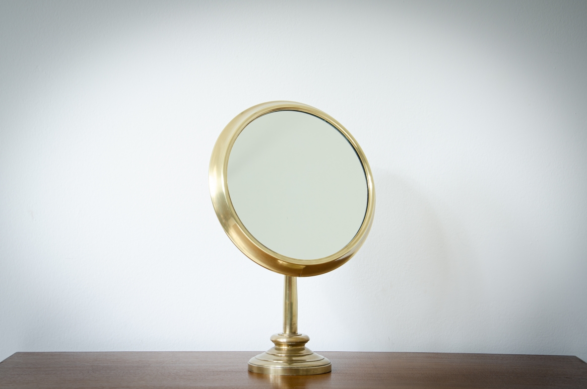 Table mirror in brass with turned base and tilting frame.  Italian manufacture from the 30s / 40s.