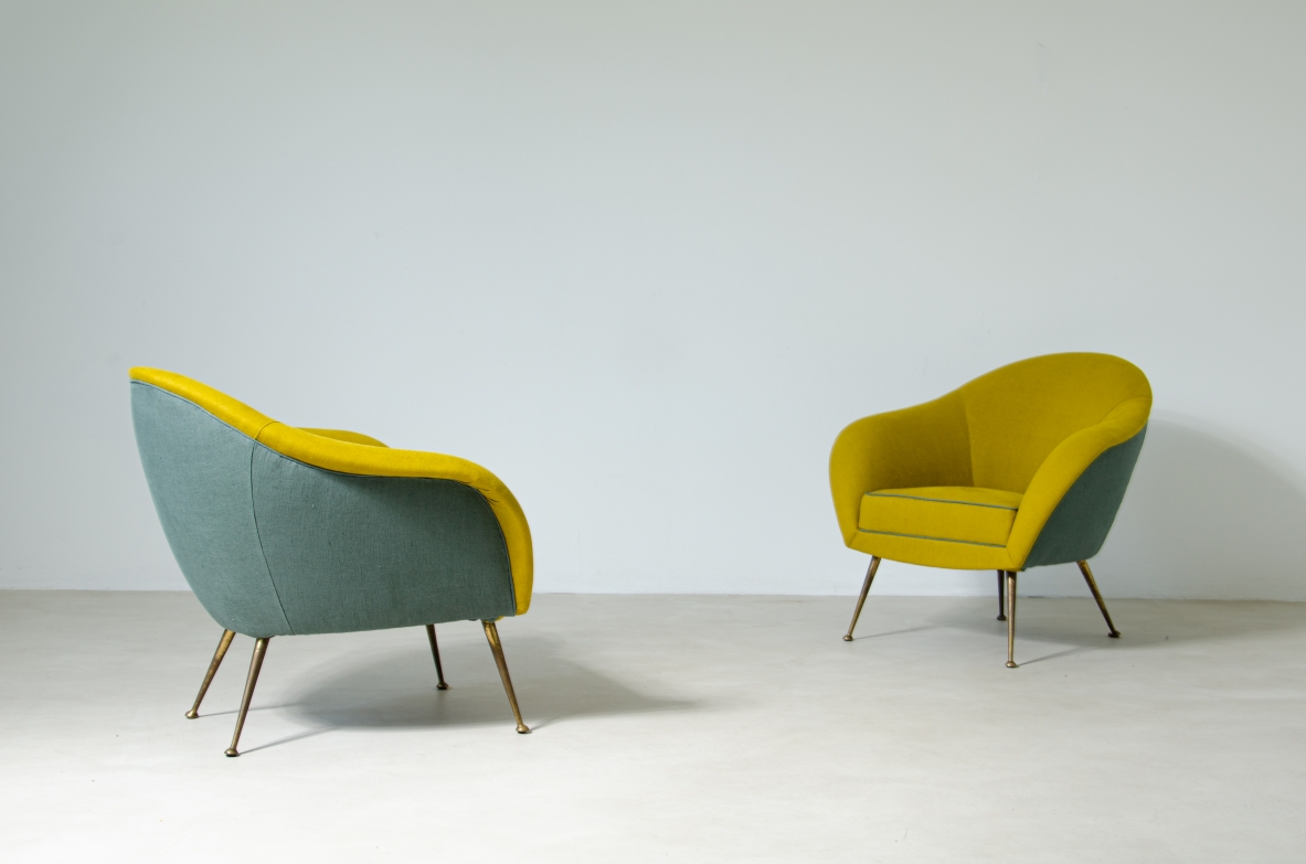Federico Munari Pair of armchairs with linen upholstery and original burnished brass legs. 1950's Italian manufacture.