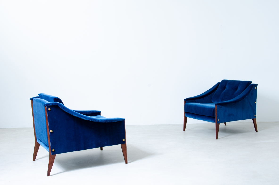 Giò Ponti. Pair of Dezza model 24 armchairs with velvet upholstery. Manufactured by Poltrona Frau, 1965.