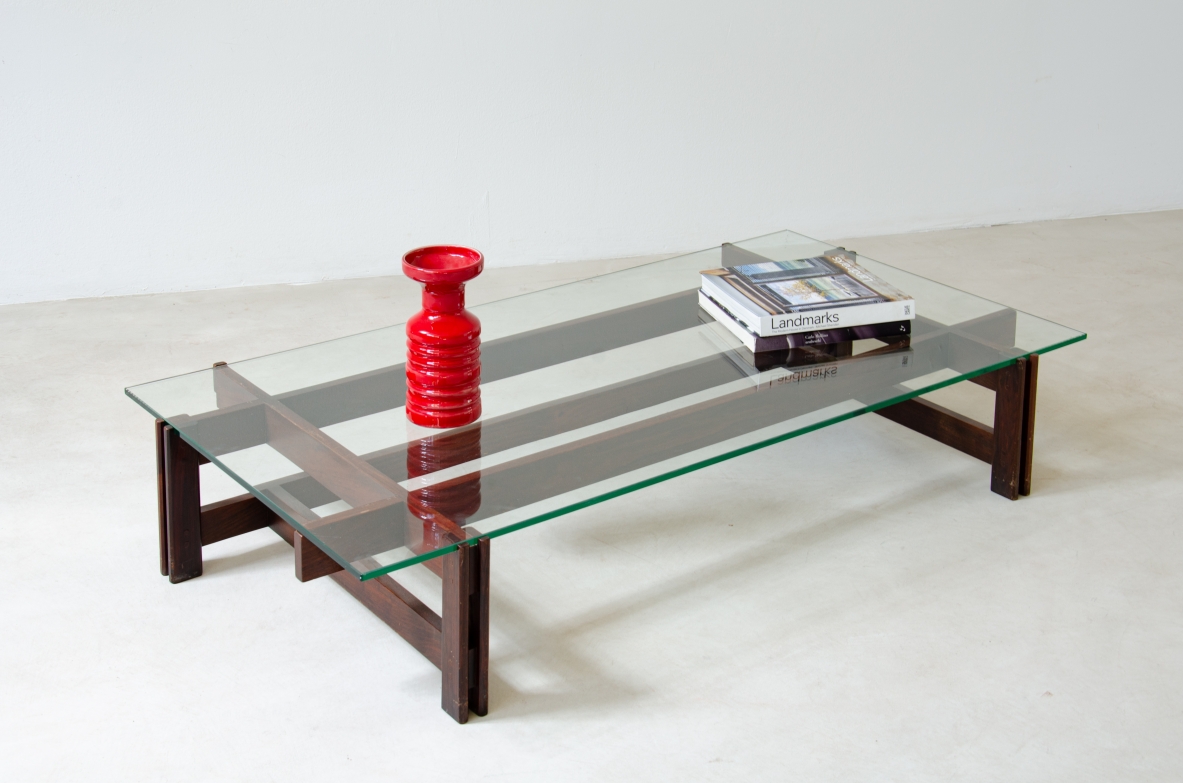 Ico Parisi. Tavolo basso con base in legno e piano in cristallo. Produzione Cassina, 1958.