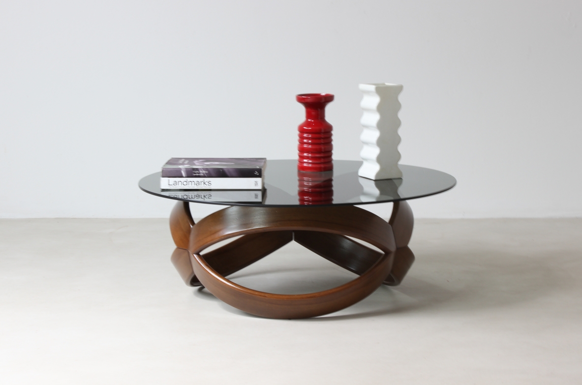Tavolo basso con base in legno curvato. Manifattura italiana, 1970ca.