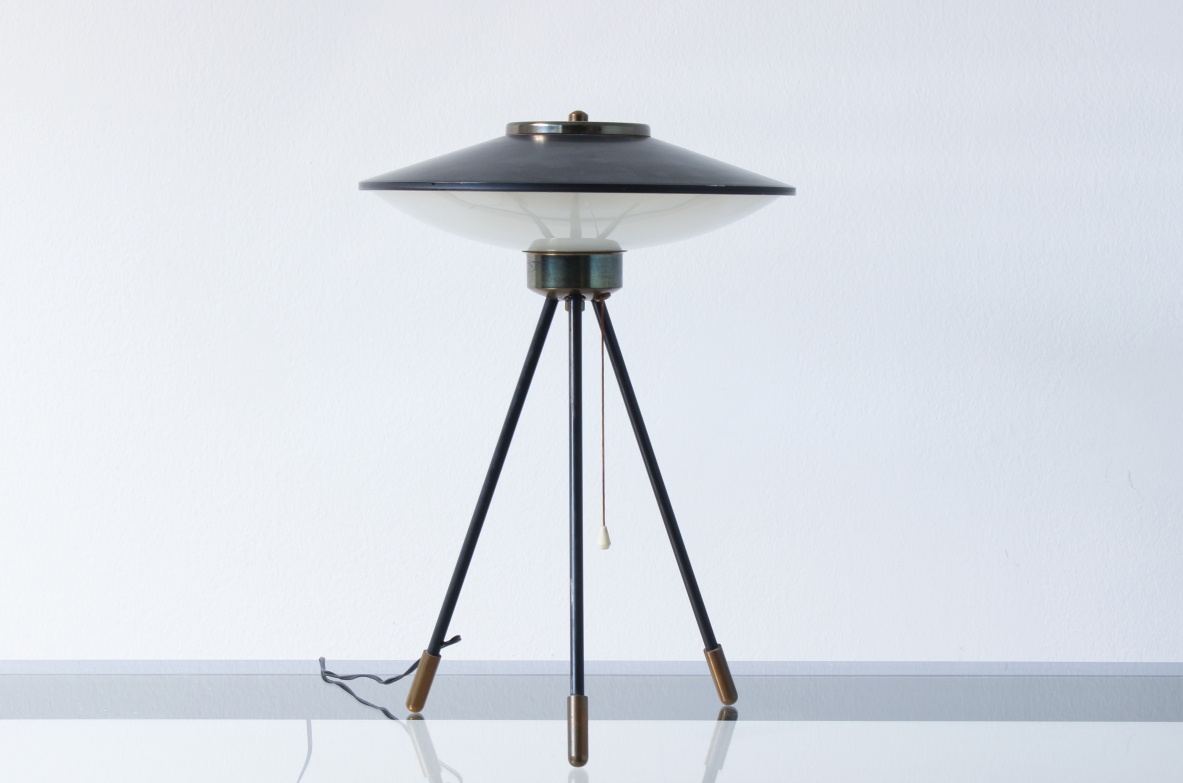Stilnovo, rara lampada da tavolo con cappello in metallo e ottone, a tre gambe, 1950