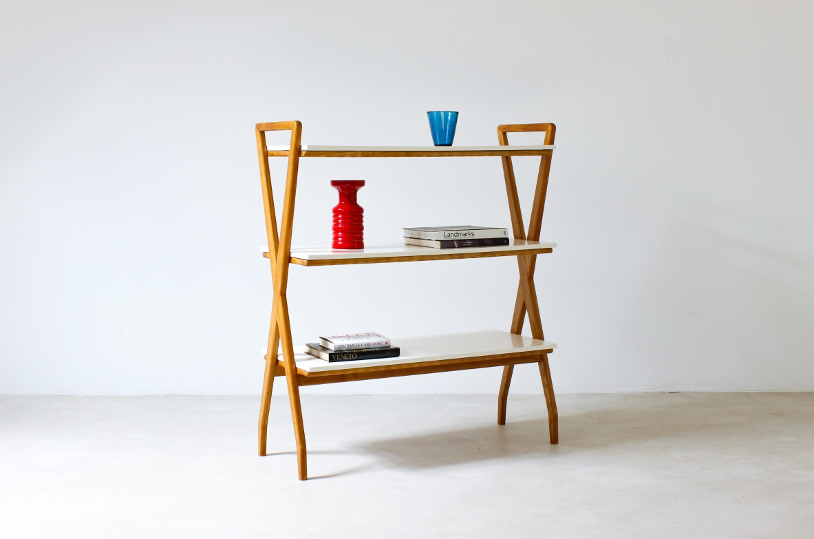 Étagère in blond oak and shelves in lacquered wood. Italian manufacture, 1950's.