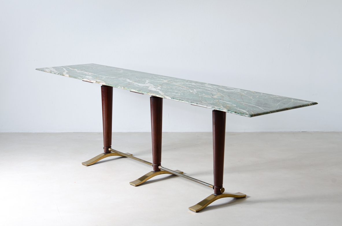 Guglielmo Ulrich.Raro tavolo console con piano in marmo sagomato, tre montanti in legno con piedi e catena in bronzo e ottone.