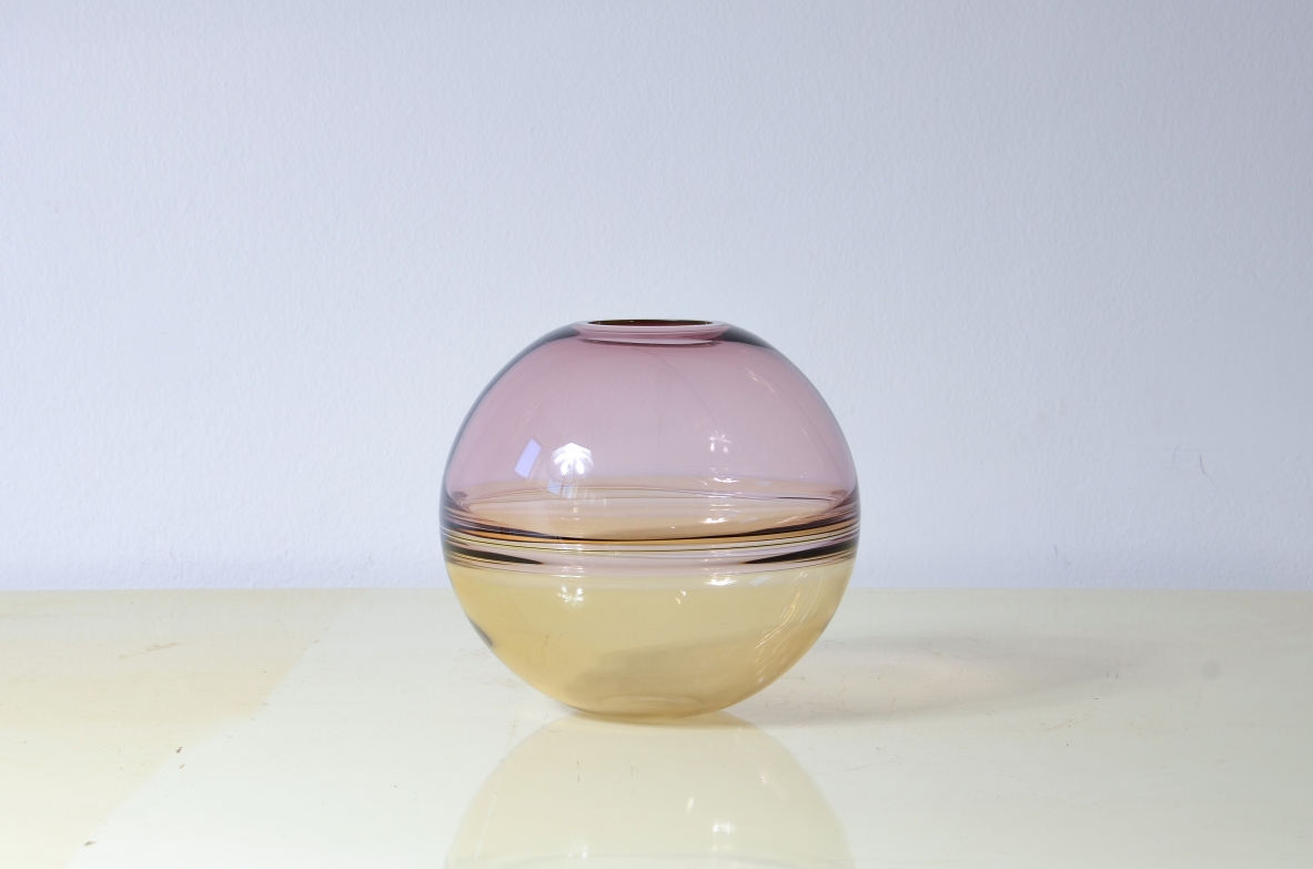 Glassware Alfredo Barbini incalmo spherical vase consisting of fused transparent amethyst and amber hemispheres in Murano glass, with cut and polished opening, 1960's