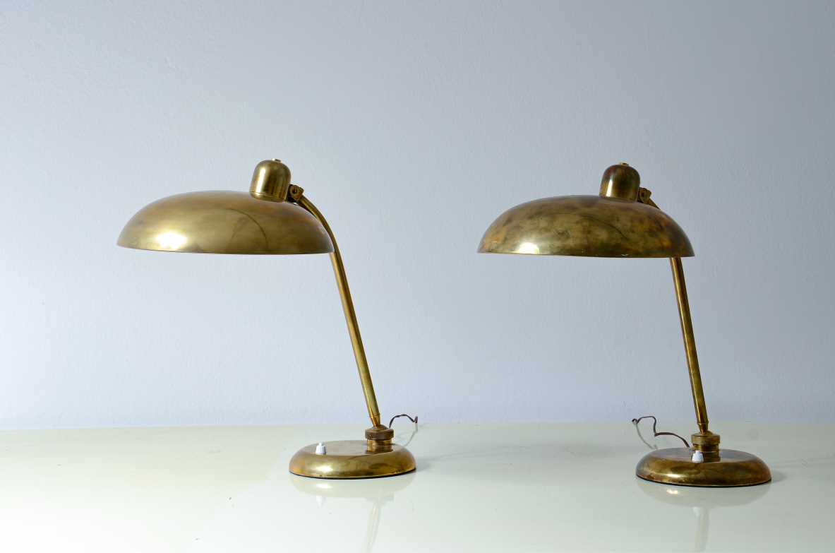 Coppia di lampade da comodino in ottone con cappello a semisfera regolabile  Manifattura italiana, 1940ca.