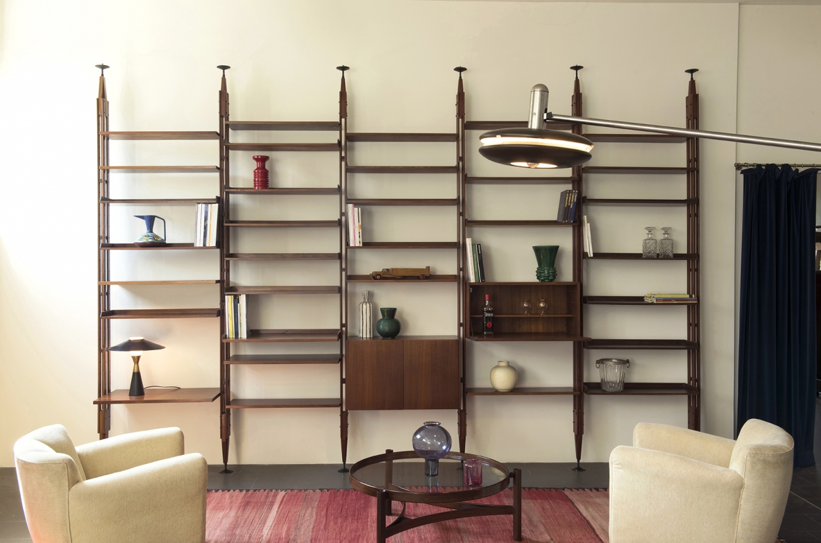Franco Albini, Libreria Infinito.Grande libreria modulare composta da 6 montanti verticali, elementi contenitori con ante a battente e ante inferiori 22 ripiani in tek