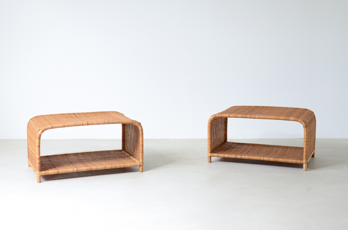 Coppia di grandi tavolini in legno curvato e giunco intercciato.  Manifattura italiana 1960ca.