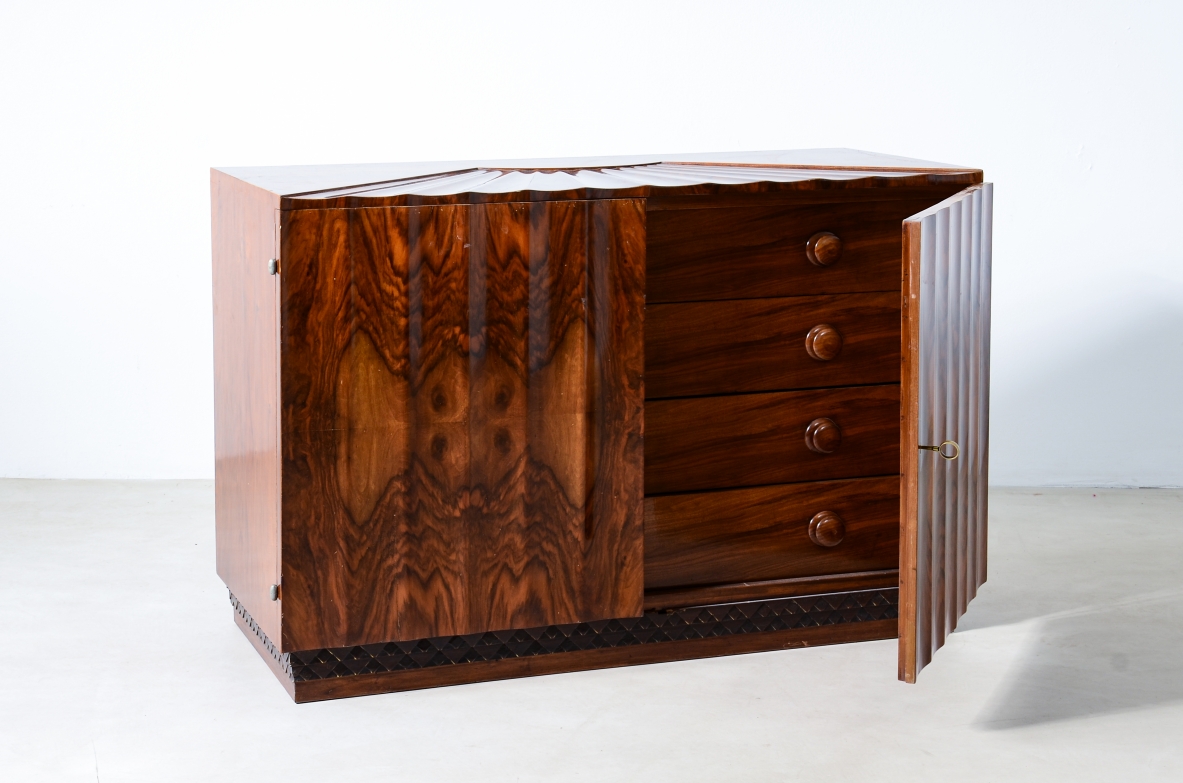 Borsani Varedo  Unique chest of drawers made of a very high quality with 4 drawers hidden by two doors with grooves that continue on the top forming a shell design.  Walnut and walnut briar, metal and brass details.  Label of the Borsani manufacture, Vare