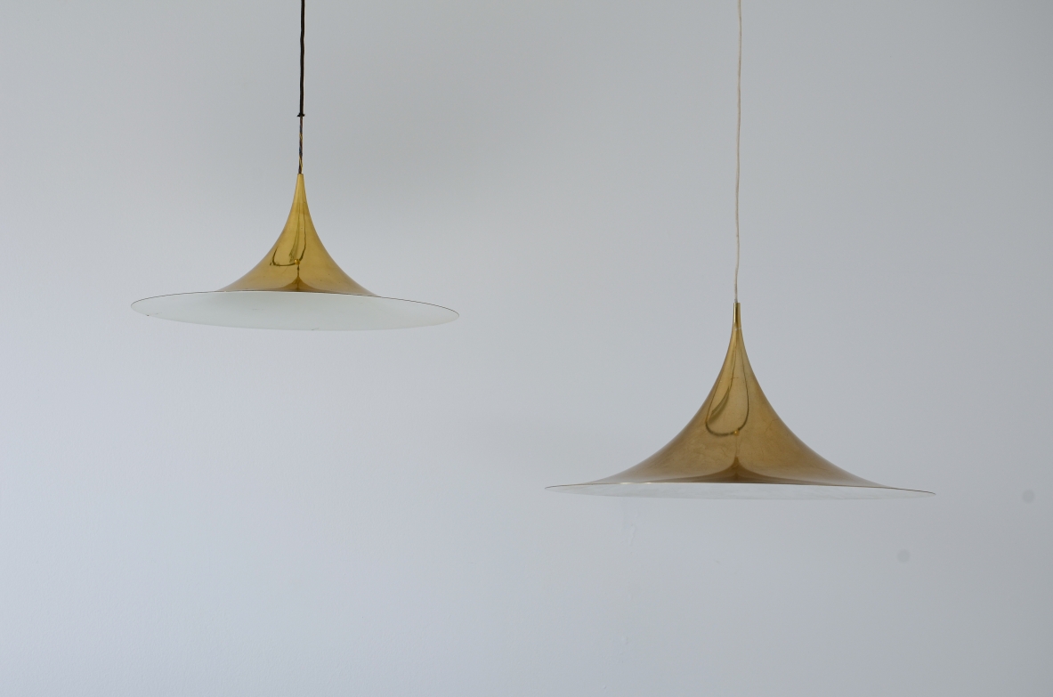 Coppia di grandi lampade a sospensione di Claus Bonderup e Torsten Thorup per Fog & Mørup,featuring wide flared conical shades with slender profiles, suspended at different heights.